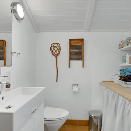Дом отдыха 4 Bedroom Stunning In